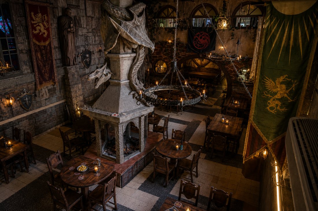 La sala del Drago, con il camino e la scultura del drago